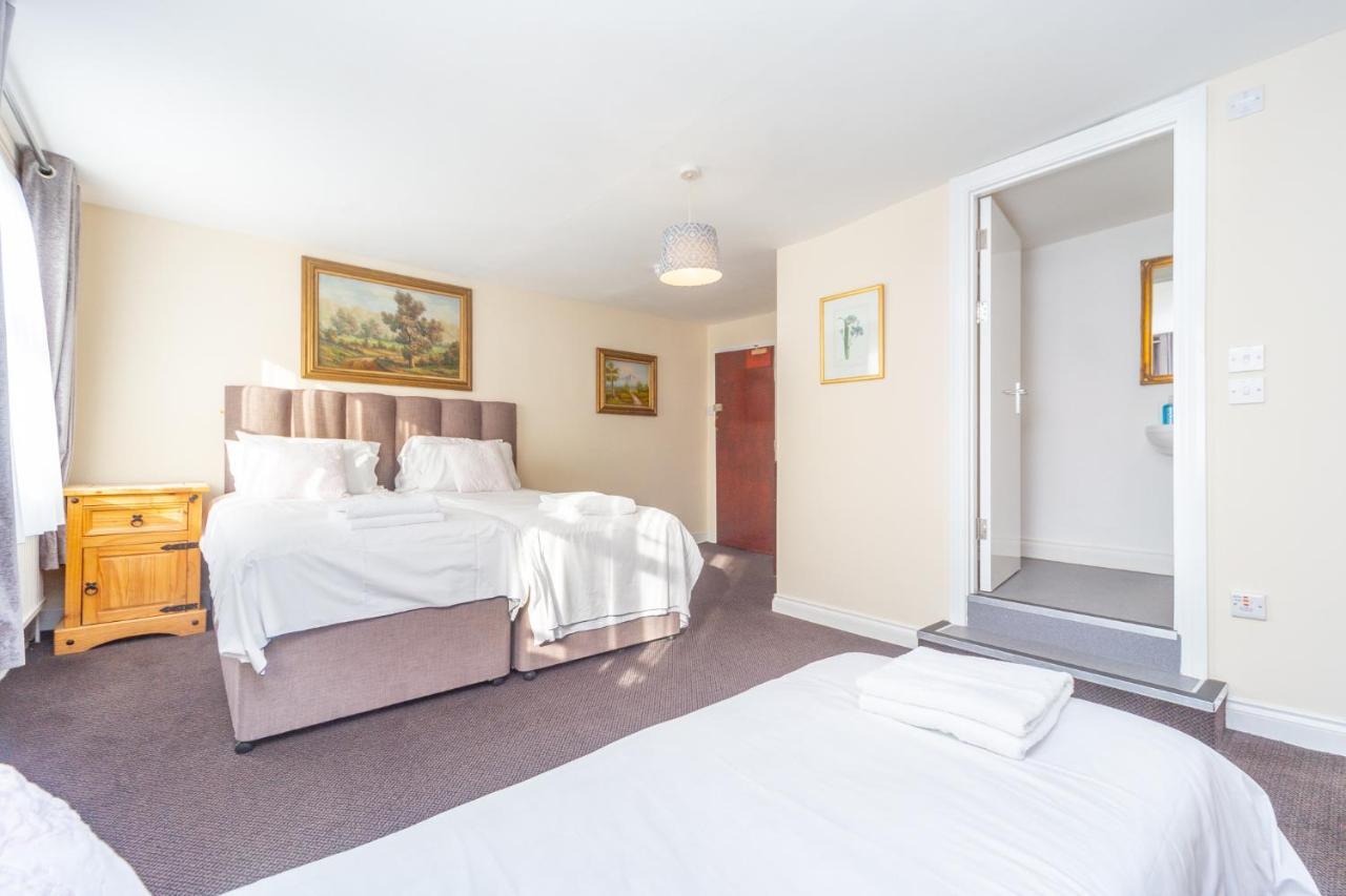 Black Lion 3* Surbiton