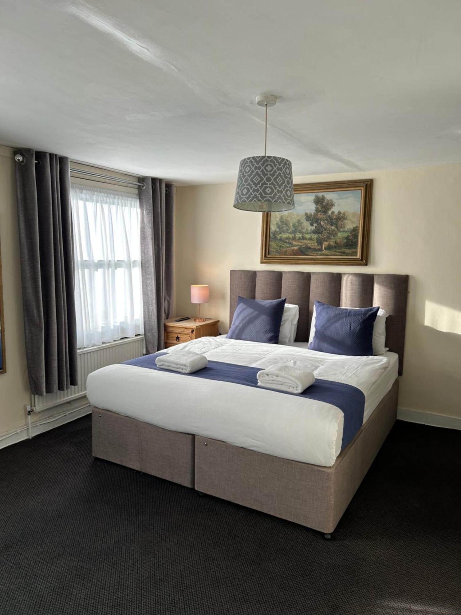 Black Lion 3* Surbiton