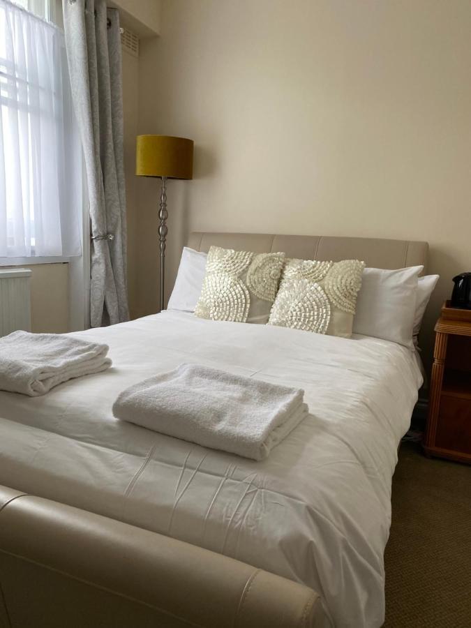 Black Lion 3* Surbiton